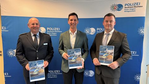 Abteilungsleiter der KPB Klaus Bunse, Landrat Andreas Müller und Leiter der Direktion Kriminalität stellen die PKS 2023 vor.