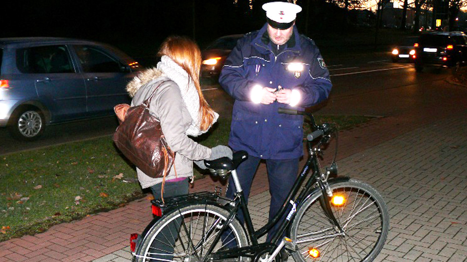 Fahrradkontrolle bei Dunkelheit