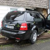 KIA landet nach Verkehrsunfall in Hauswand