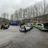 Kontrollstelle der Polizei ober Siegen-Eiserfeld mit meherern Einsatzfahrzeugen und Einsatzkräften. Diese kontrollieren angehaltene Verkehrsteilnehmer.