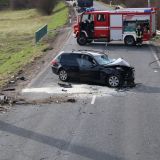 Verunfallter Pkw auf der Bundesstraße. Links sieht man einen Baum mit Anprallbeschädigungen.