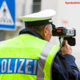 Ein Polizist schaut durch eine Laserpistole im Rahmen einer Geschwindigkeitskontrolle