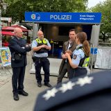 Landrat und Abteilungsleiter am Präventionsstand des Verkehrsdienstes auf der Siegbrücke