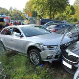 Ein silberfarbener Audi ist von der fahrbahn abgekommen und kollidierte mit einem Pkw auf einem Parkplatz. Dadurch wurden insgesamt vier geparkte Fahrzeuge ineinander geschoben. Ein weiterer Pkw wurde durch Trümmerteile beschädigt.