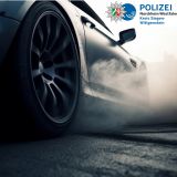 Auto mit qualmenden Reifen
