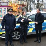 Landrat Andreas Müller und die Beamtinnen und Beamte der Mobilen Wache zum Start des Siegener Weihnachtsmarktes