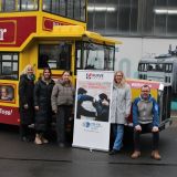 Das Fachkräfteteam steht vor dem Hübbelbummler der VWS Siegen
