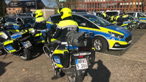 Motorradfahrer der Polizei NRW sammeln sich am LAFP