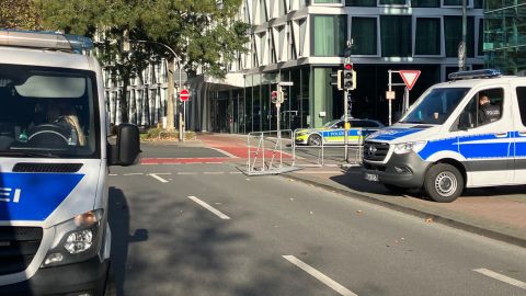 Erste Sperrmaßnahmen der Polizei am Atlantic-Hotel in der Innenstadt