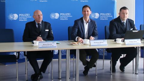 Landrat Andreas Müller stellt zusammen mit Abteilungsleiter Klaus Bunse und dem Direktionsleiter Verkehr Holger Reitz die Verkehrsunfallstatistik 2023 vor.