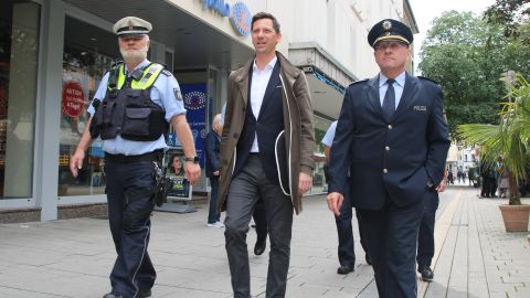 Landrat Andreas Müller besichtigt mit Polizeibeamten den Fahndungsraum.