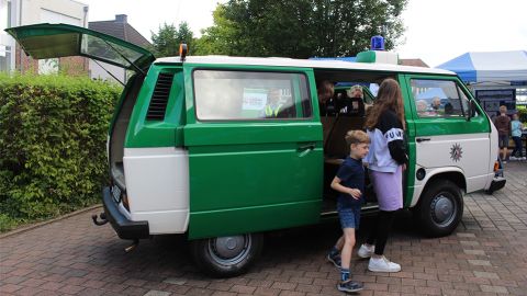 VW Bulli T3 als Streifenwagen mit Personen