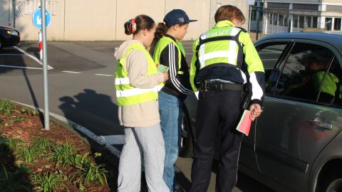 Schulkinder und Polizei kontrollieren den Schulverkehr