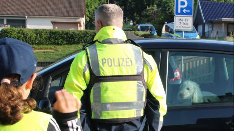 Schulhund Anuk war richtig gesichert - es gab einen Dankzettel für Frauchen durch Schulkind und Polizei