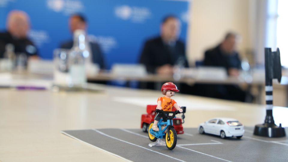 Verkehrsprävention mit Spielfiguren - auch sie wohnten der Pressekonferenz mit bei