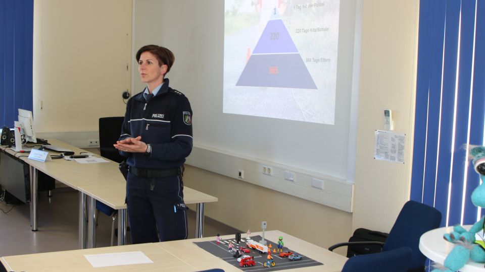 Verena Gros, Verkehrserzieherin der Dienststelle Verkehrsunfallprävention und Opferschutz, erläutert die verkehrspädagogische Arbeit mit Kindern und Jugendlichen