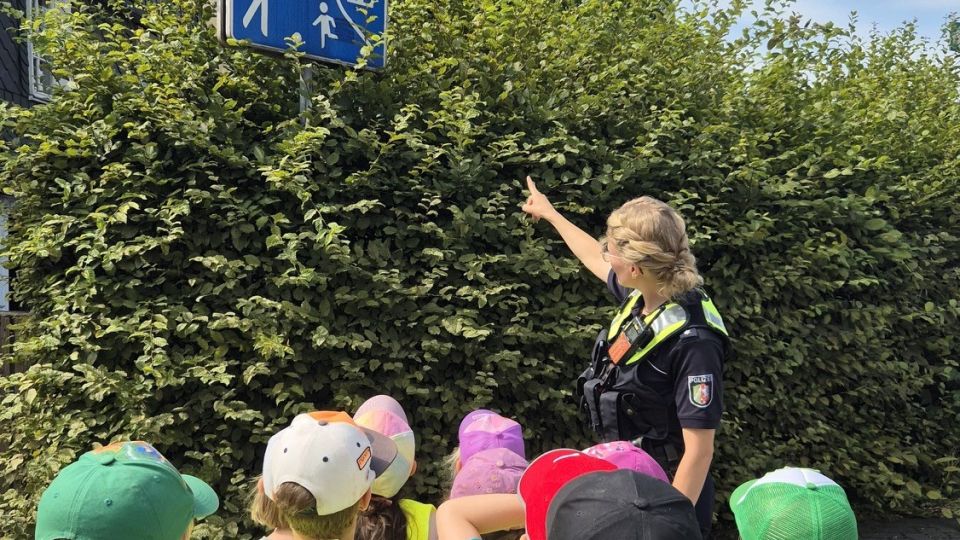 Polizeibeamtin übt mit Vorschulkindern das richtige Verhalten in der Spielstraße