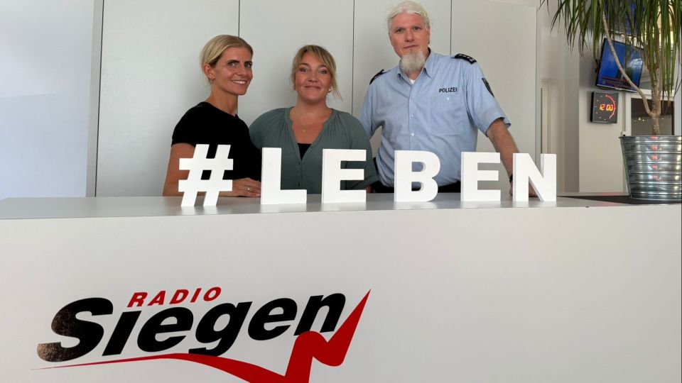 Die Protagonisten der Bürgersprechstunde "Bitte folgen - hier antwortet die Polizei" bei Radio Siegen vom 23. Juli 2025. Zu sehen sind von links nach rechts: Janina Mausberg (Verkehrssicherheitsberaterin der Polizei), Ann-Christin Schmidt (Moderatorin Radio Siegen) und Stefan Pusch (Pressesprecher der Polizei).