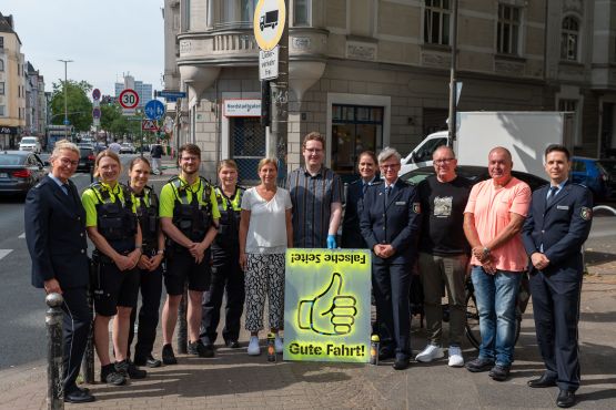 Mit einfachen Mitteln die Verkehrssicherheit verbessern: Das ist das Ziel einer gemeinsamen Kampagne von Polizei und Stadt Dortmund. Am Montag trafen sich die Beteiligten an der Bornstraße, um über die Hintergründe zu informieren.