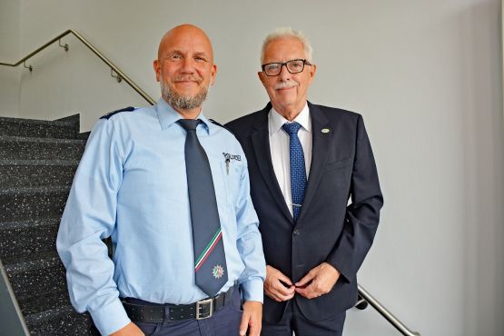 Landrat Thomas Hendele begrüßt Markus Haas als neuen Wachleiter.