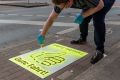 Fabian Menke, Fuß- und Radverkehrsbeauftragter der Stadt, hat am Montag zur Sprühkreide gegriffen. „Daumen hoch“ zeigt an: Die Richtung stimmt, alles richtig, gute Fahrt! „Daumen runter“ bedeutet: Falsche Seite, bitte auf die andere Straßenseite wechseln!