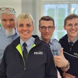 Bitte folgen - Die Bürgersprechstunde der Polizei. Heute im Studio - Der Bezirksdienst der Polizei in Person von Alexandra Schmelzer und Gereon Sötzen. Ebenfalls dabei: Pressesprecher Stefan Pusch und Yannick Matthäi