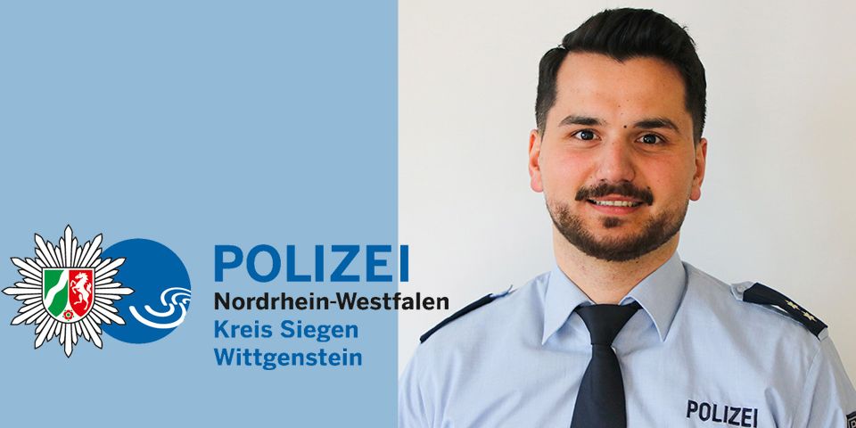 Auf dem Bild ist ein Polizist in einer Uniform zu sehen. 